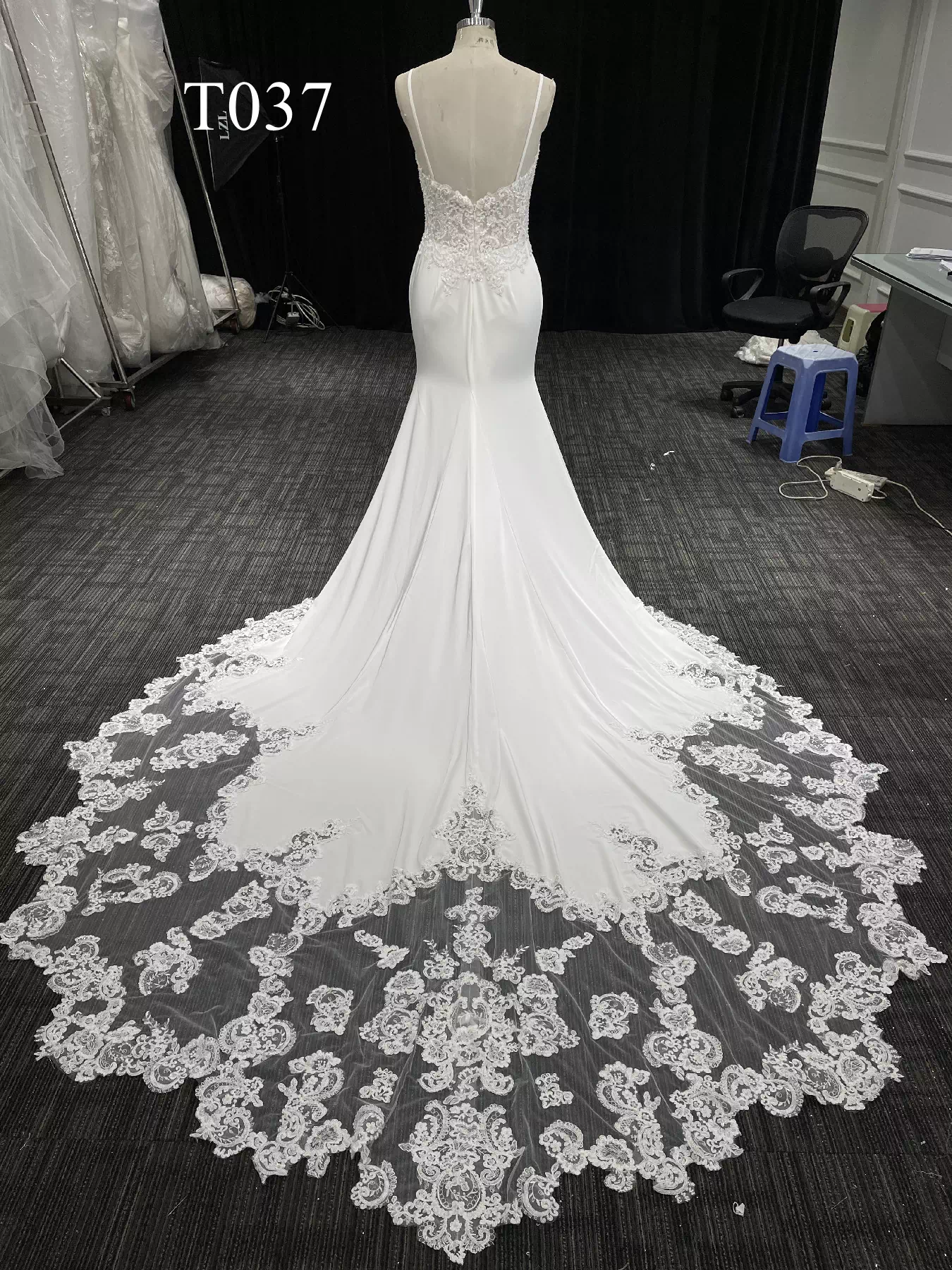 Sexy Lace Applique Mermaid Wedding Gown T037 - Image 6