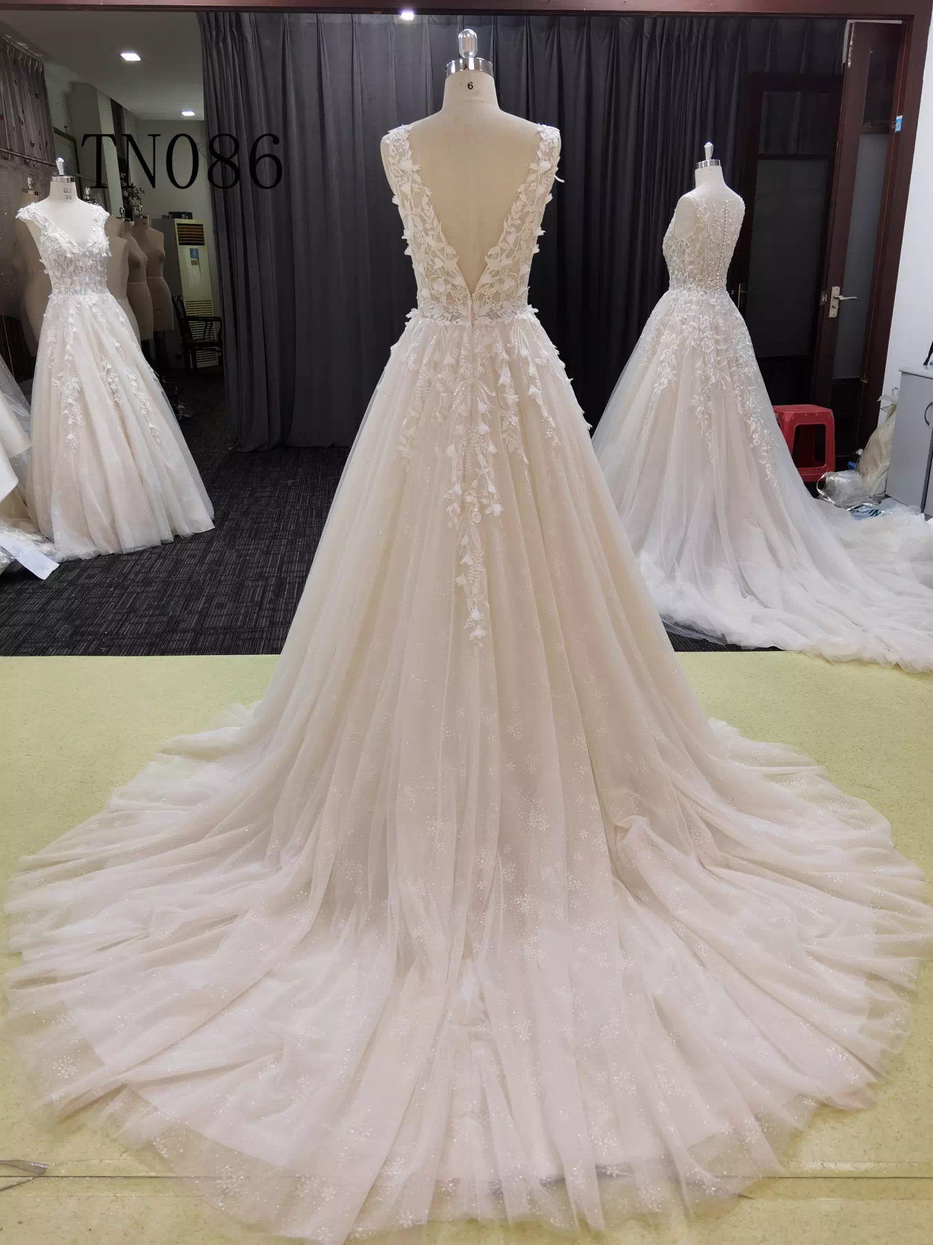 Sexy 3D Flower Appliques Double V Shape Wedding Dress TN086 - Image 2