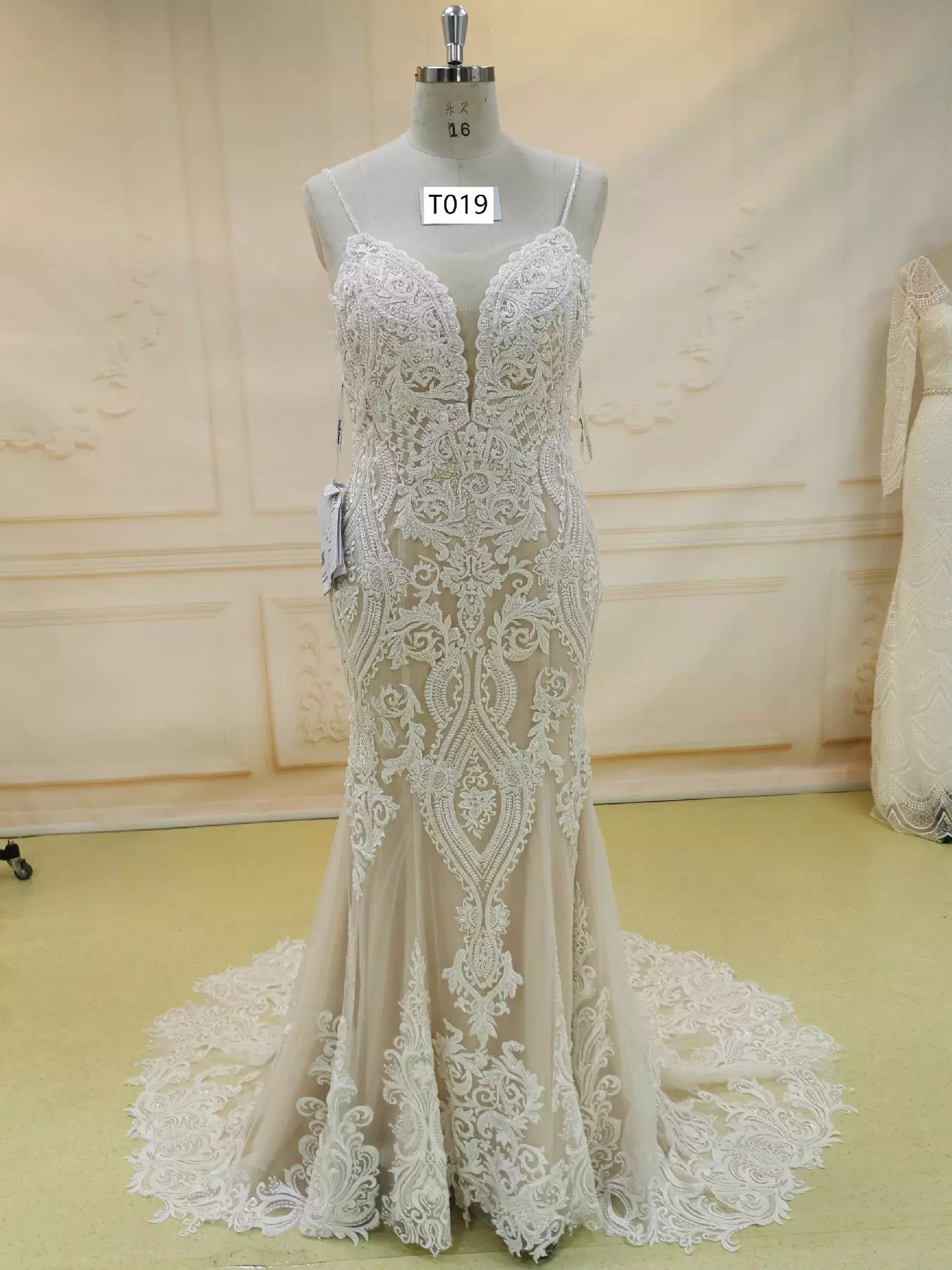 Spaghetti Straps Plunge Neckline Lace Wedding Dress T019